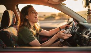 Według badań: osoby śpiewające głośno w samochodzie mają te 4 wyjątkowe cechy