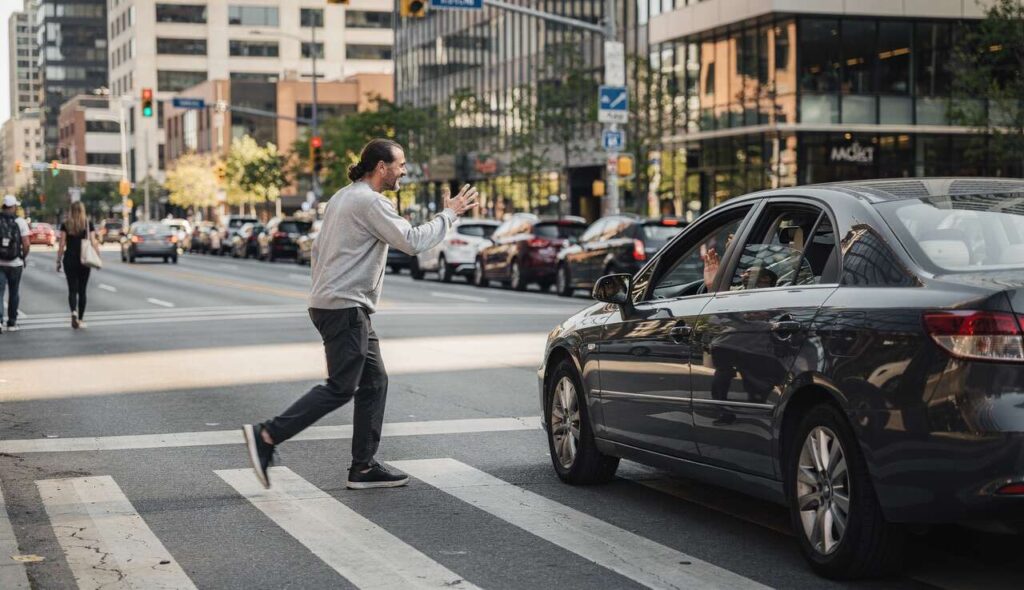 Dlaczego warto podnieść rękę na pasach i podziękować kierowcy, czyli psychologia codziennej wdzięczności